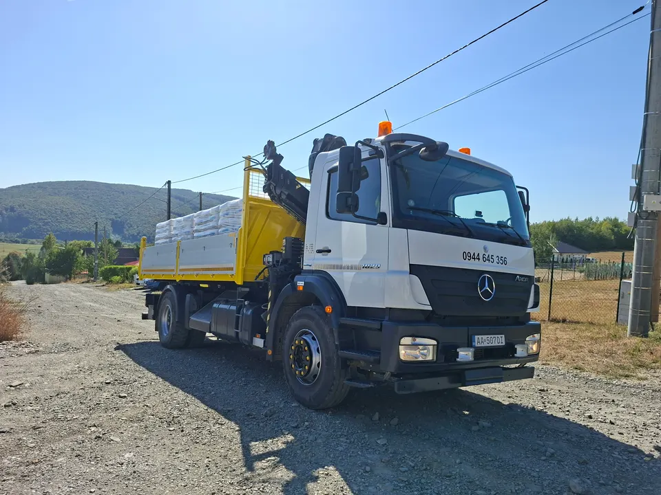Naložený vrecovaný stavebný materiál