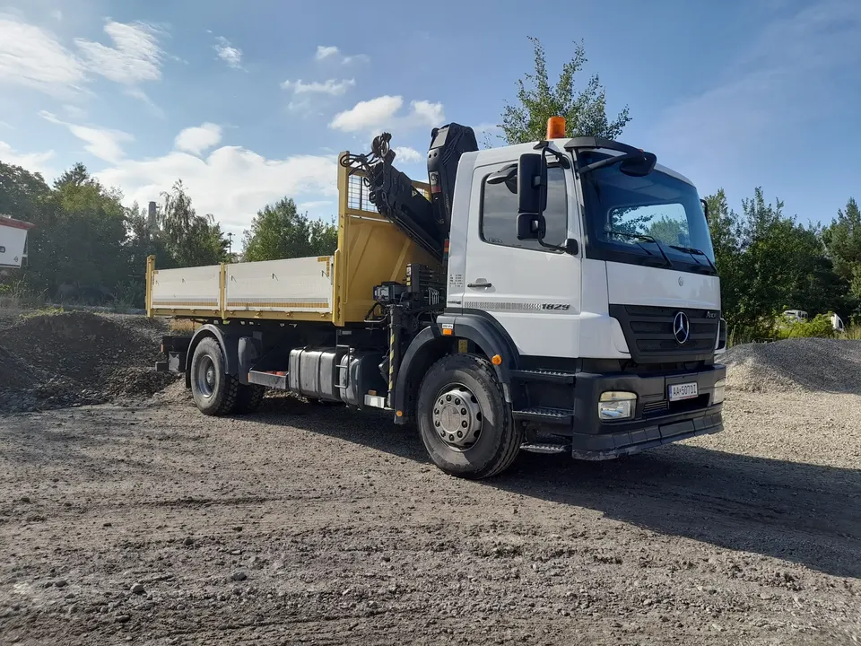 Mercedes Benz Axor s hydraulickou rukou na stavbe